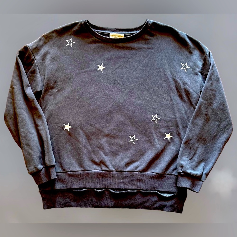 Promesa gray w/ white stars loose fit crew neck top; medium; EUC
